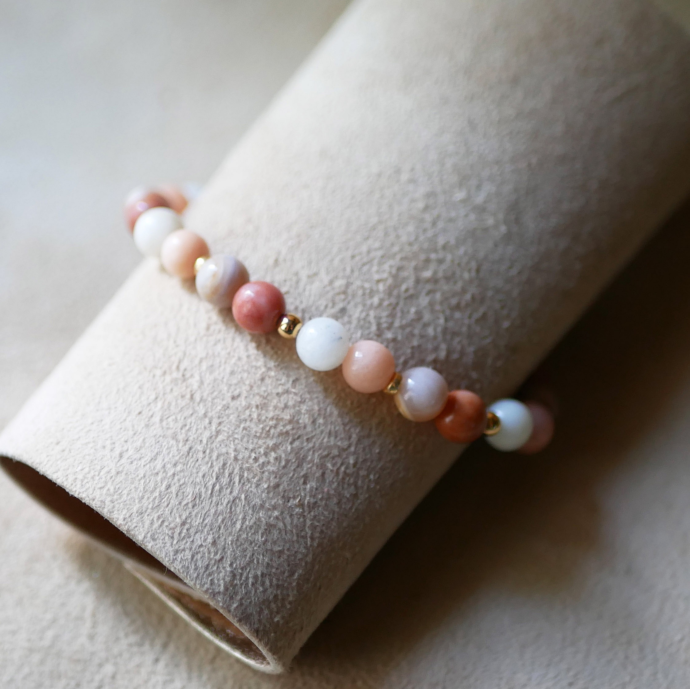 Armband med rosa och vita Aventurin-naturstensp&auml;rlor och gyllene p&auml;rlor
