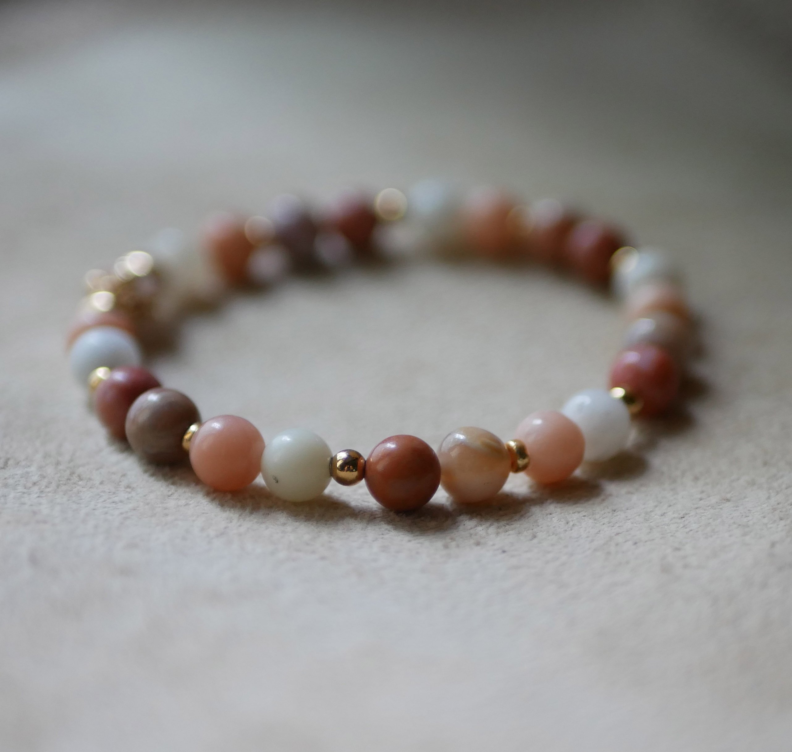 Armband med rosa och vita Aventurin-naturstenspärlor och gyllene pärlor