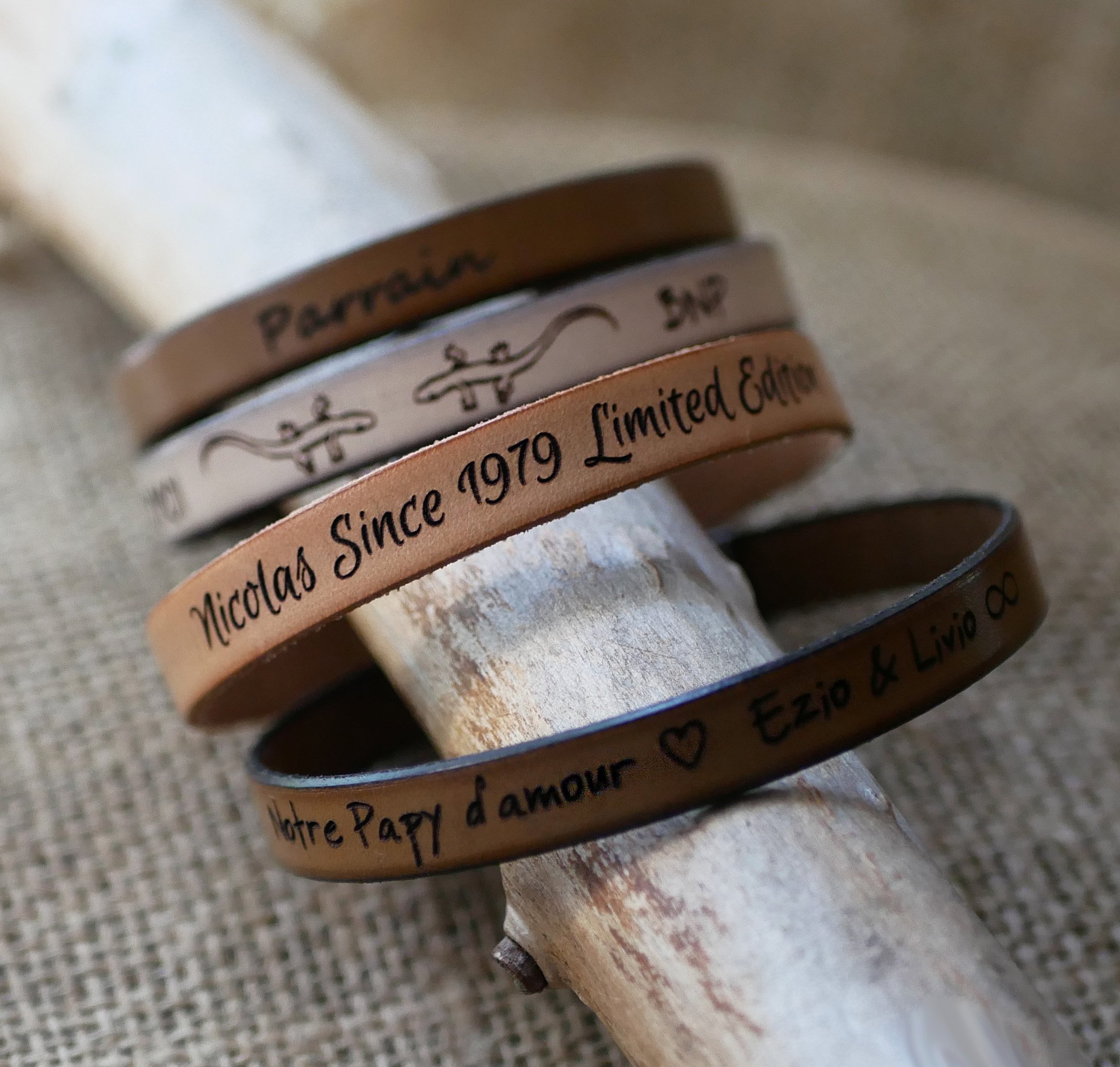 Individuellt graverat l&auml;derarmband f&ouml;r m&auml;n val av sp&auml;nne 
