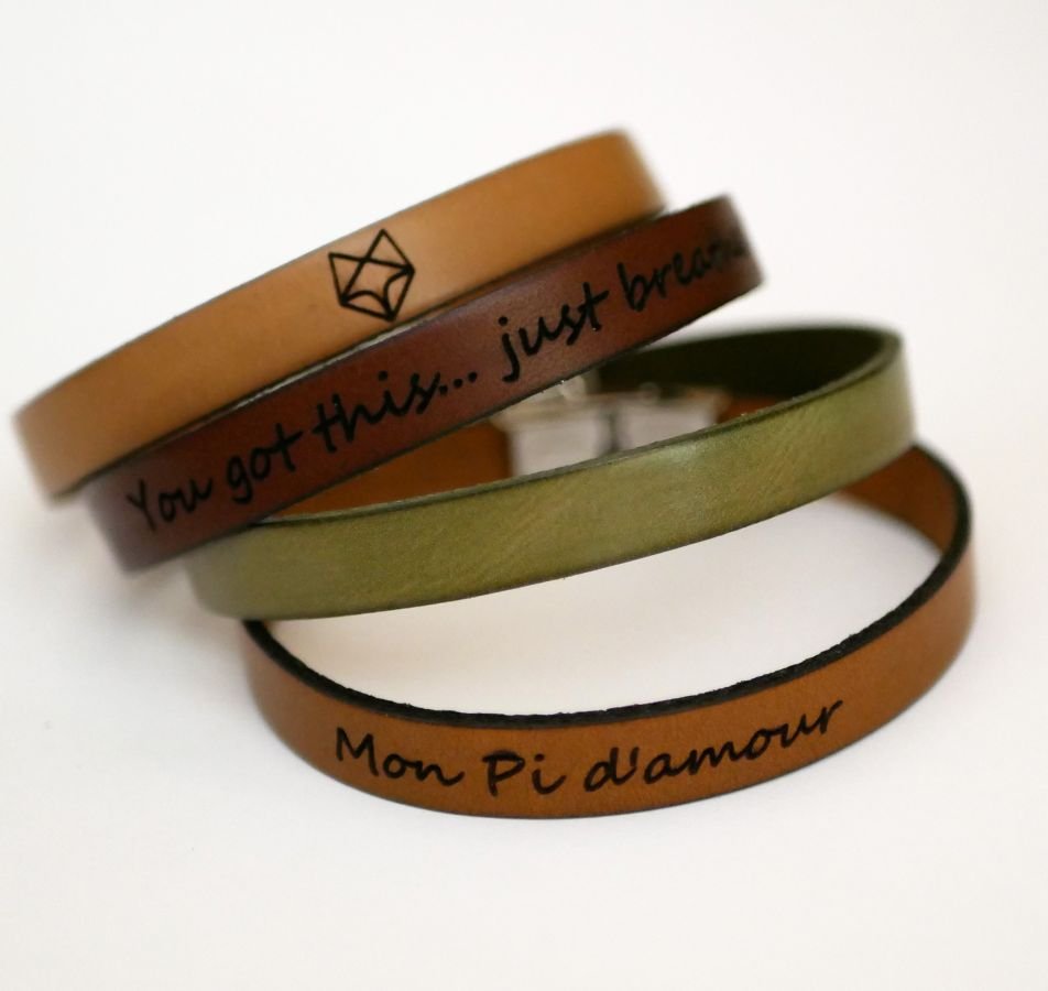 Läderarmband som kan göras personligt genom gravyr Svart magnetlås