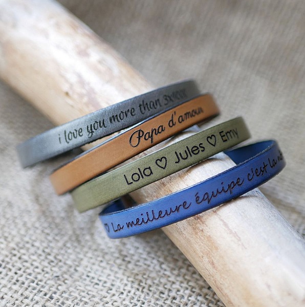 Individuellt graverat l&auml;derarmband f&ouml;r m&auml;n val av sp&auml;nne 