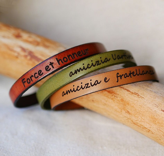 Individuellt graverat l&auml;derarmband f&ouml;r m&auml;n val av sp&auml;nne 