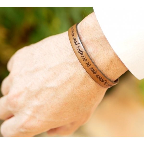 Läderarmband som kan göras personligt genom gravyr Svart magnetlås