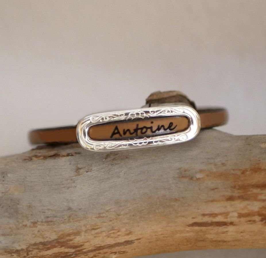 Armband med personligt förnamn genom gravering i läder 