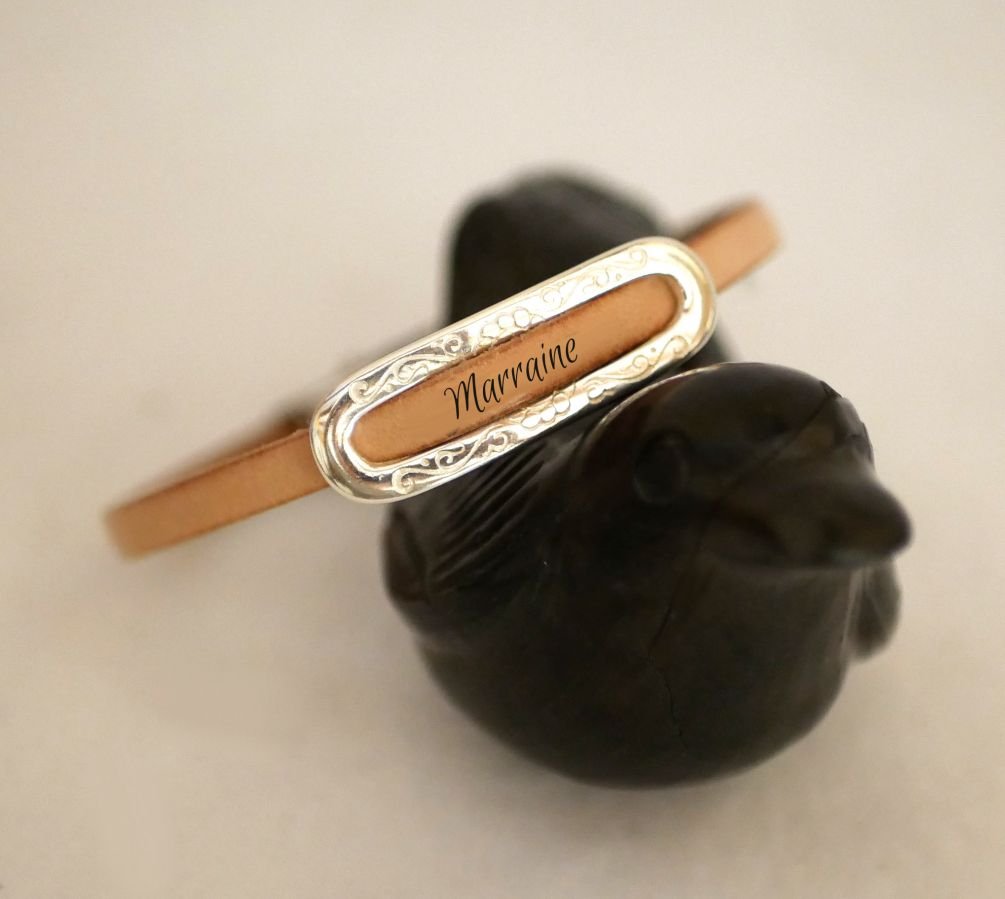 Armband med personligt förnamn genom gravering i läder 