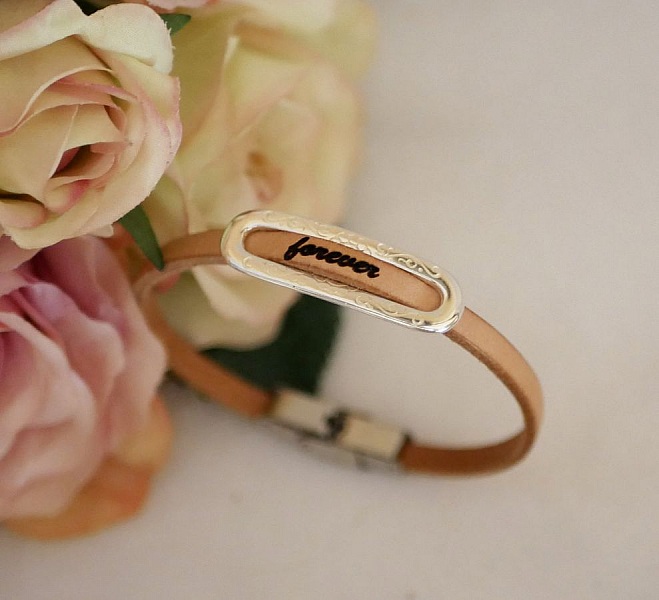 Bracelet en cuir personnalisé avec gravure argentée.