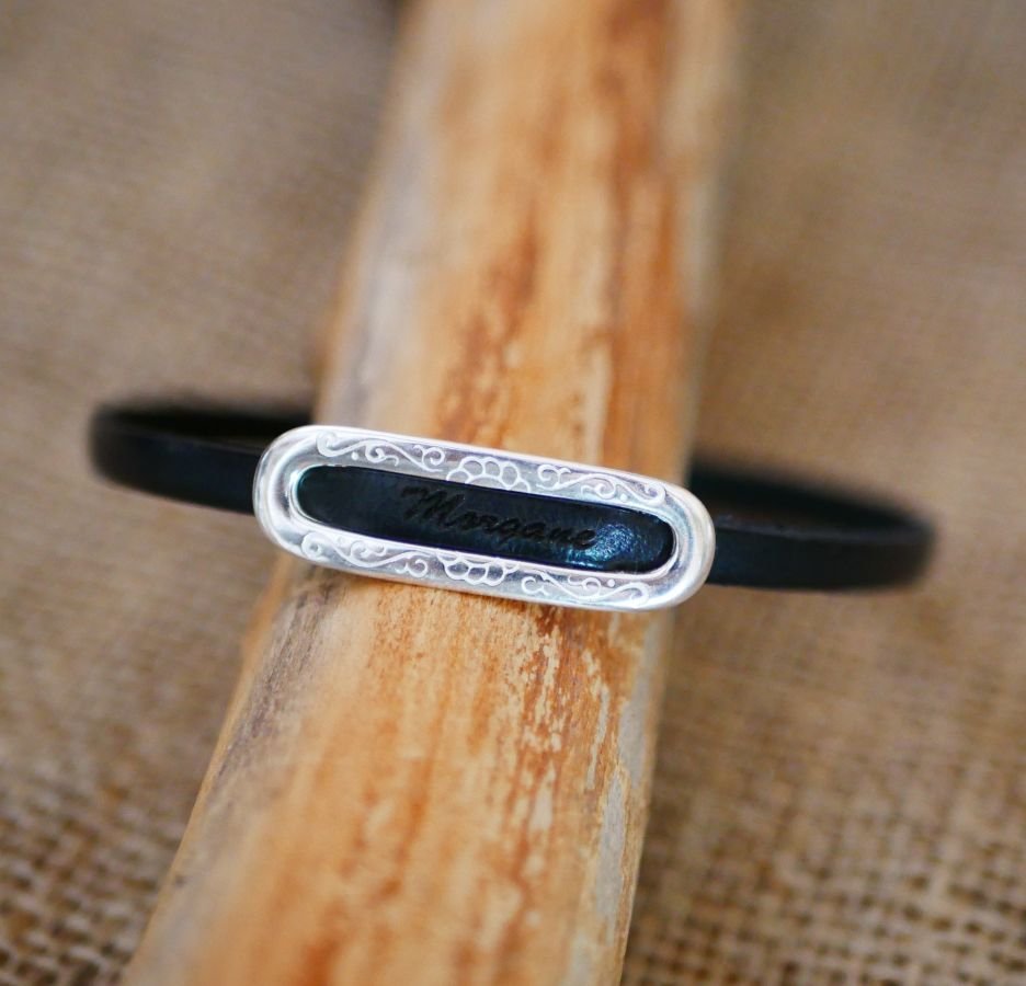 Armband med personligt förnamn genom gravering i läder 
