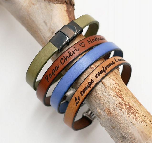 Justerbart l&auml;derband med svart sp&auml;nne f&ouml;r personlig gravering 