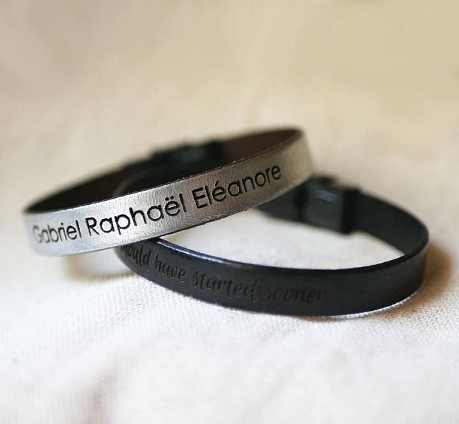 Justerbart l&auml;derband med svart sp&auml;nne f&ouml;r personlig gravering 