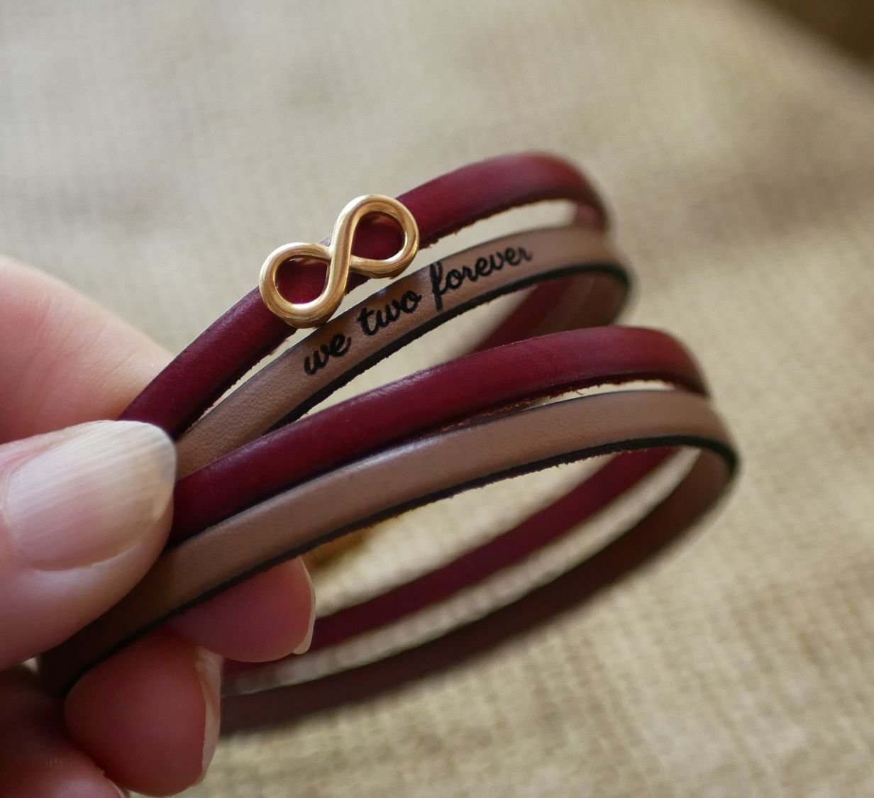 Mammagåva gyllene armband med infinity-symbol i 2 läder för personlig anpassning  