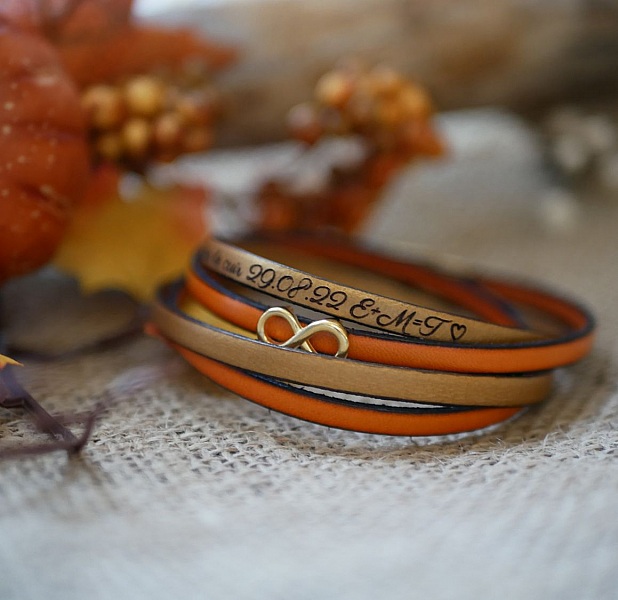 Mammag&aring;va gyllene armband med infinity-symbol i 2 l&auml;der f&ouml;r personlig anpassning  