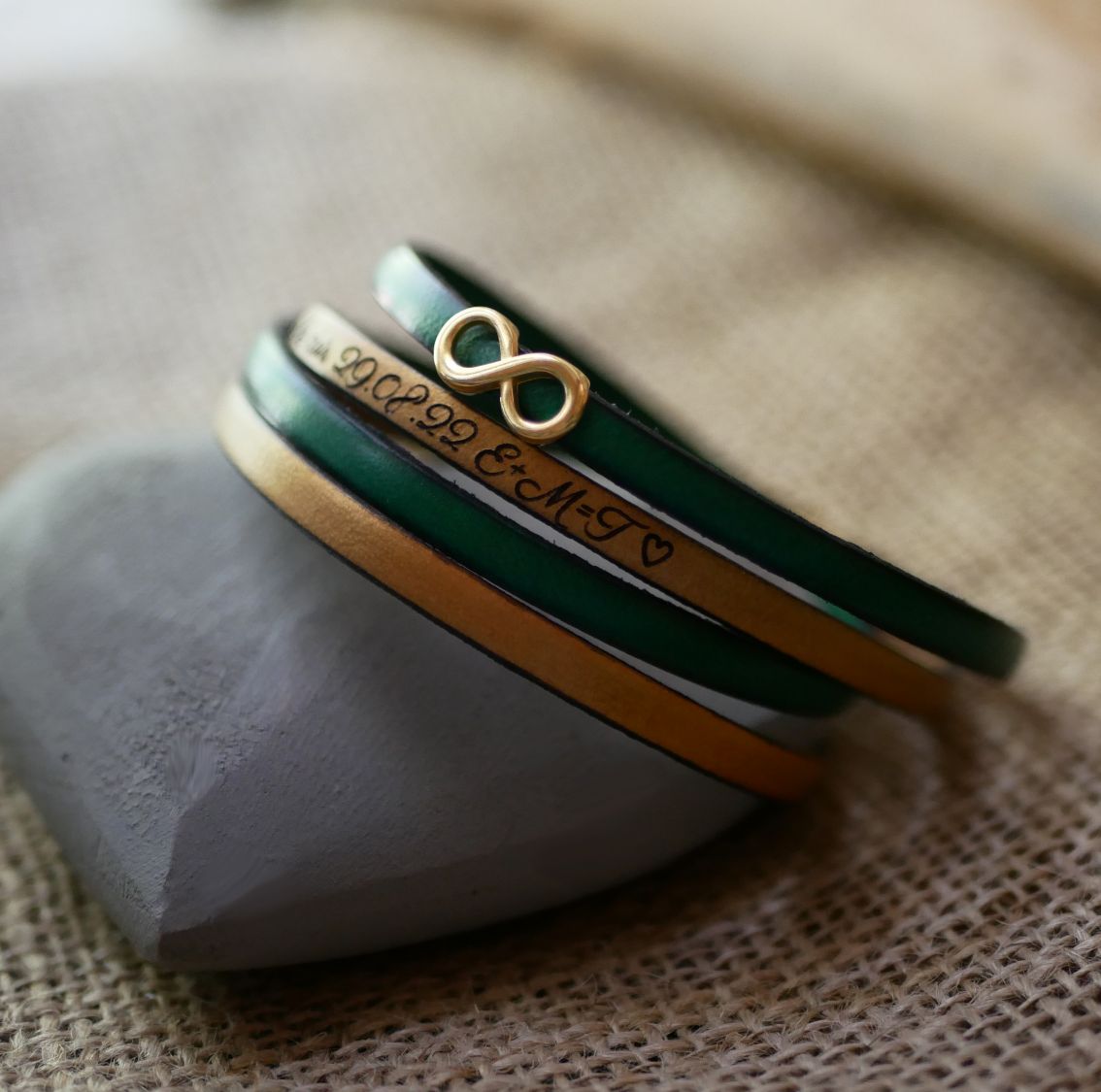 Mammagåva gyllene armband med infinity-symbol i 2 läder för personlig anpassning  