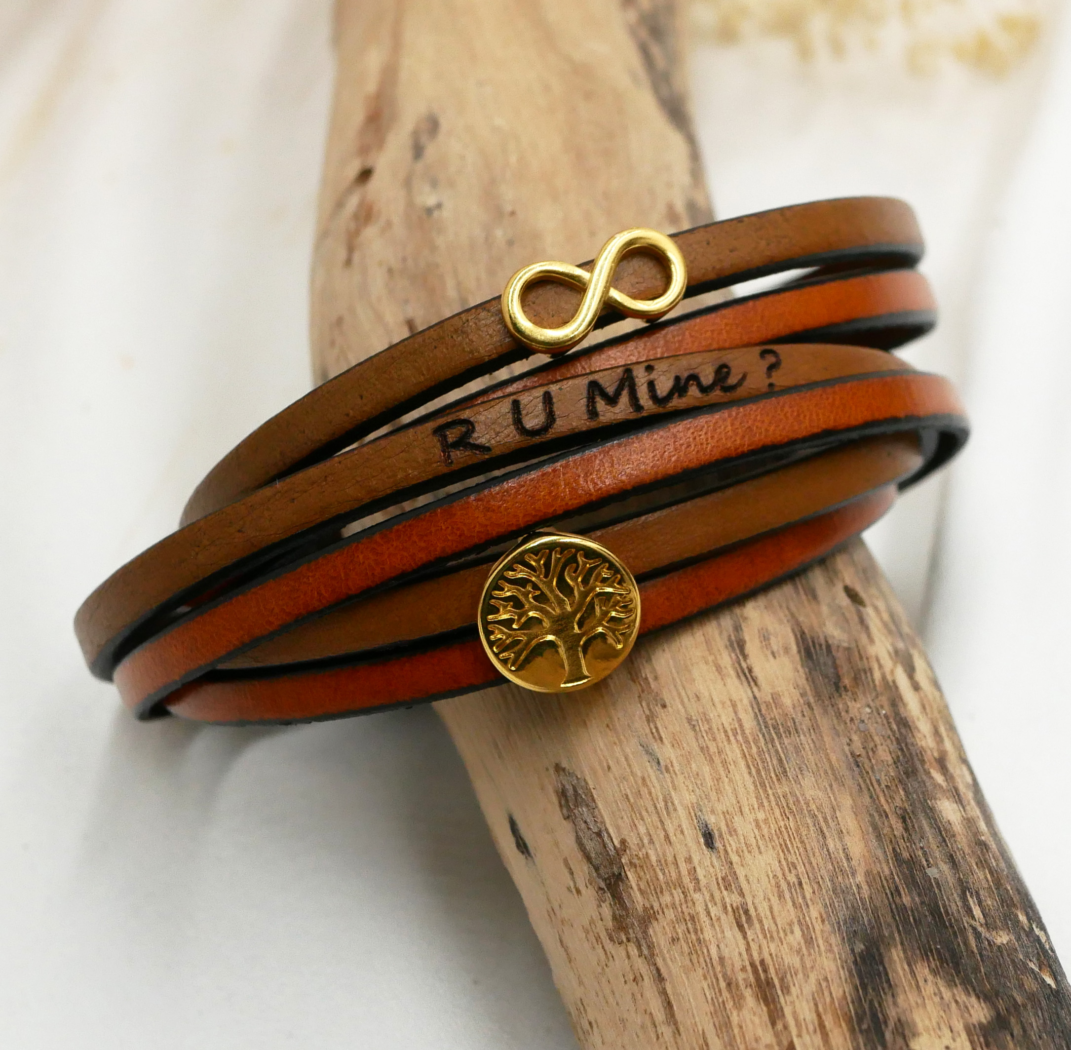 Läderarmband med oändlighetssymbol och cabochon av livets träd i guld för personlig anpassning  