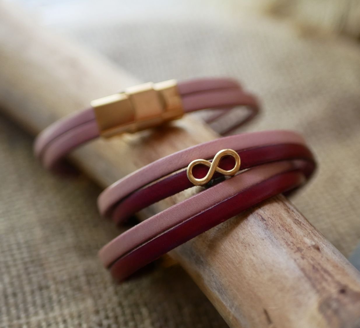 Mammagåva gyllene armband med infinity-symbol i 2 läder för personlig anpassning  