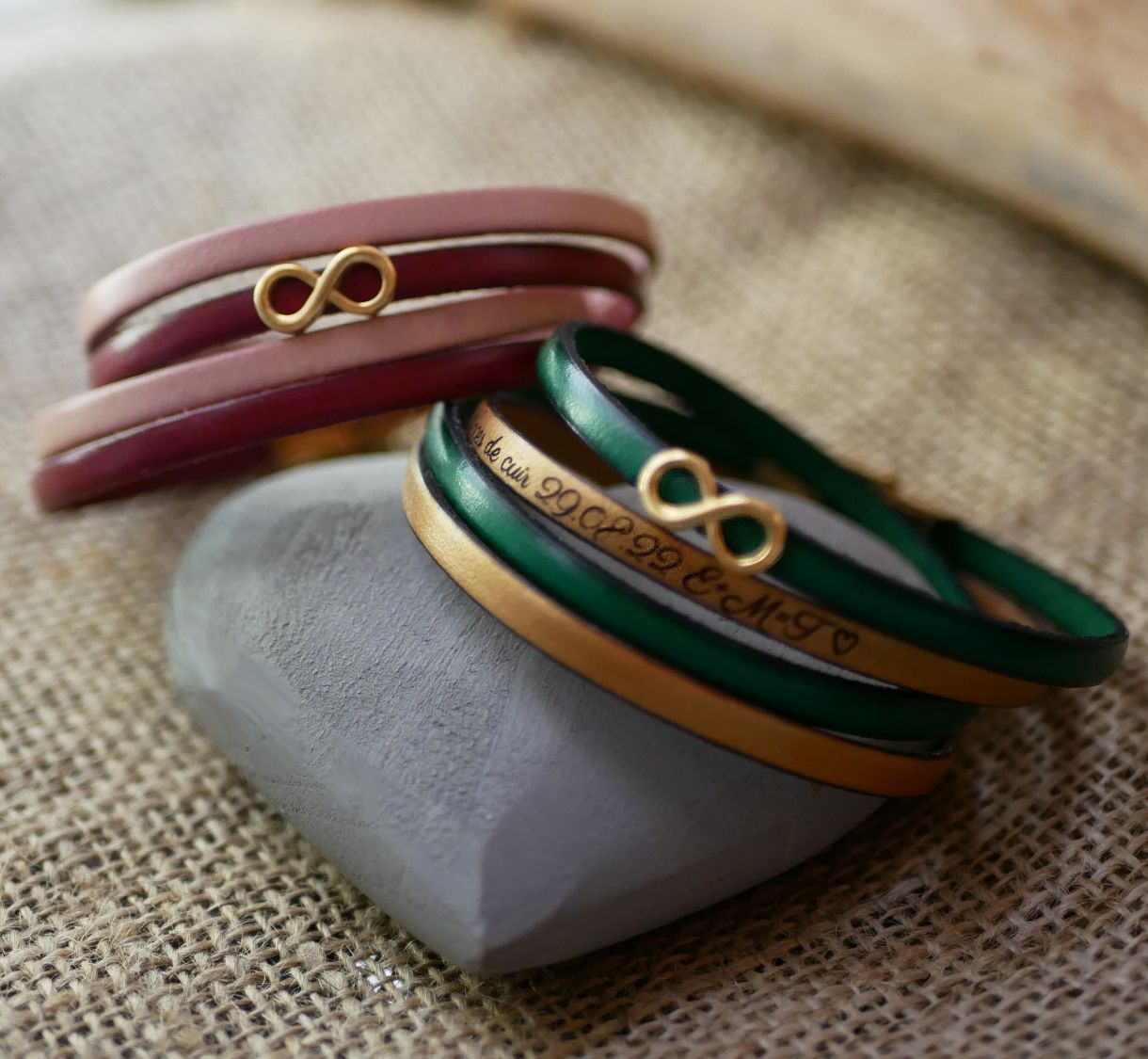 Mammagåva gyllene armband med infinity-symbol i 2 läder för personlig anpassning  