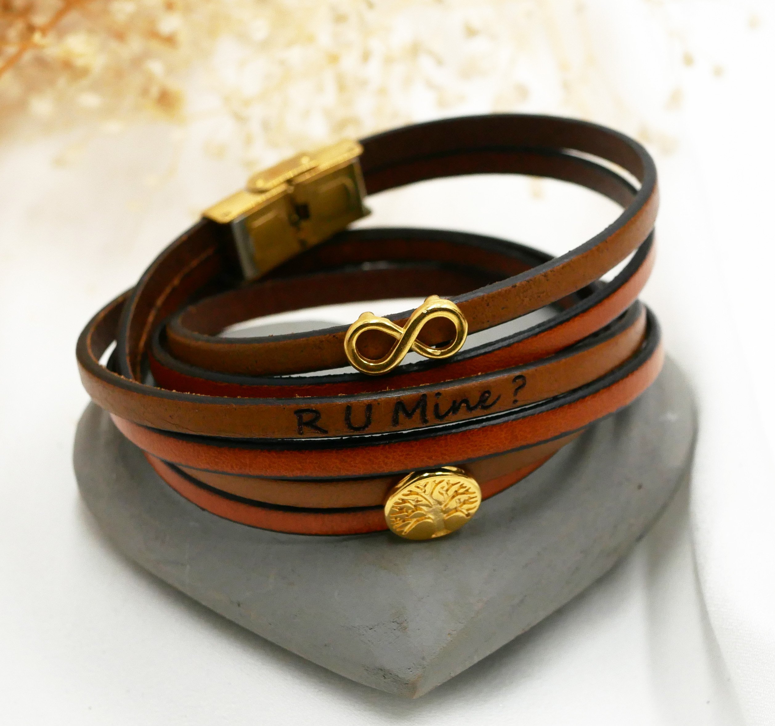 Läderarmband med oändlighetssymbol och cabochon av livets träd i guld för personlig anpassning  