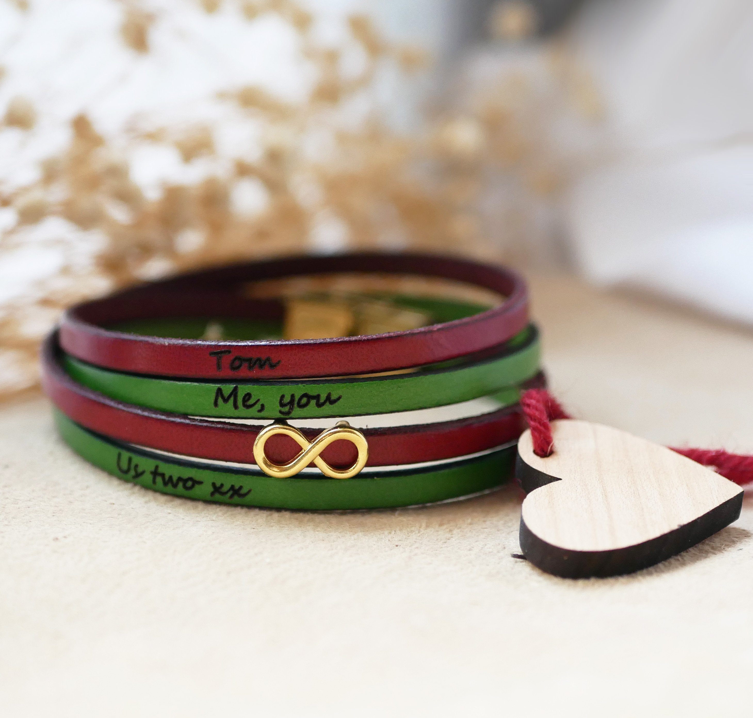 Mammagåva gyllene armband med infinity-symbol i 2 läder för personlig anpassning  