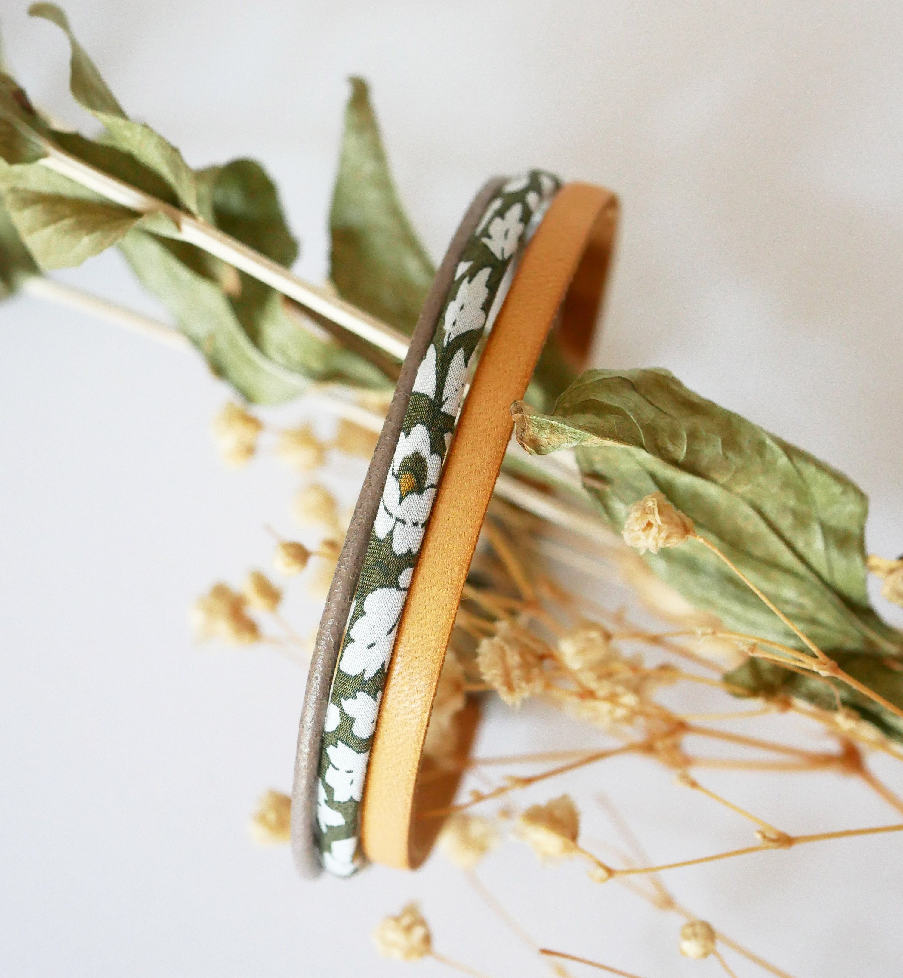 Trio av läder och kakiblommor Liberty cord-armband