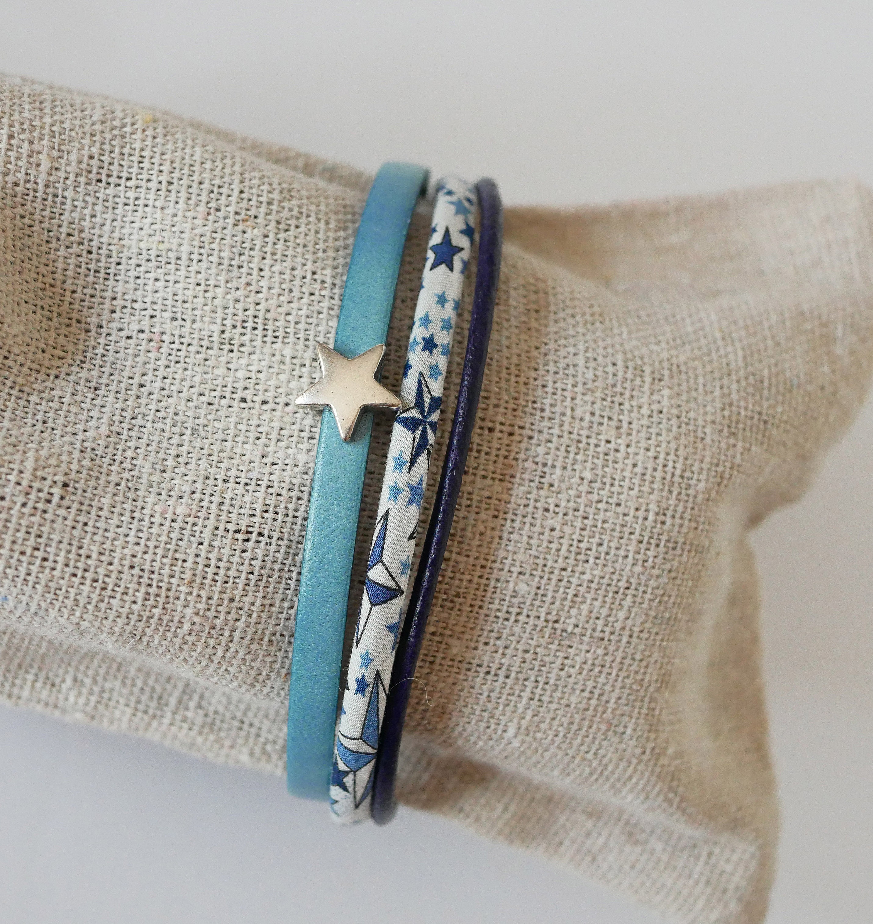 Trio av l&auml;der och armband av Liberty-sn&ouml;re med bl&aring; stj&auml;rnor