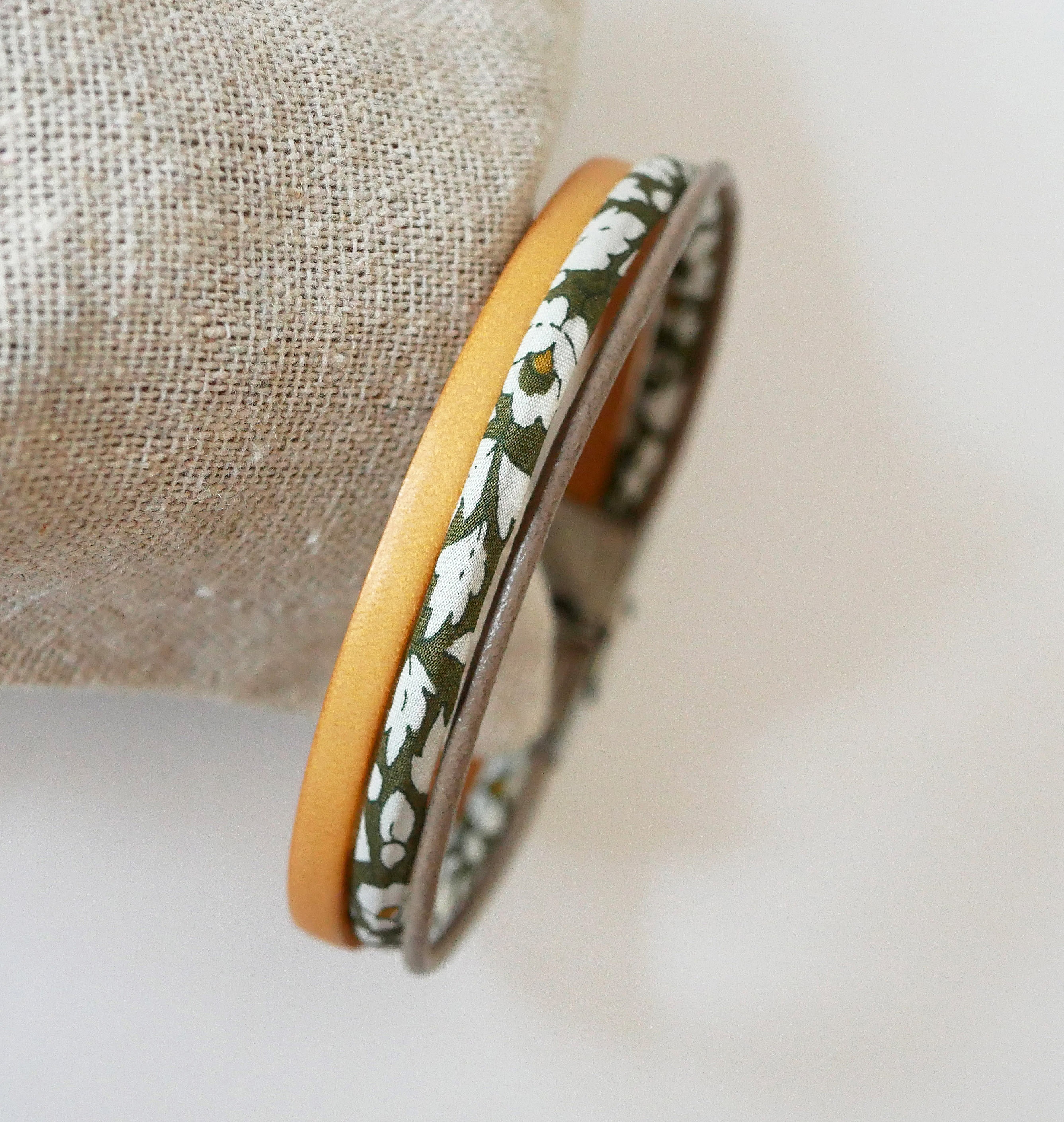 Trio av l&auml;der och kakiblommor Liberty cord-armband