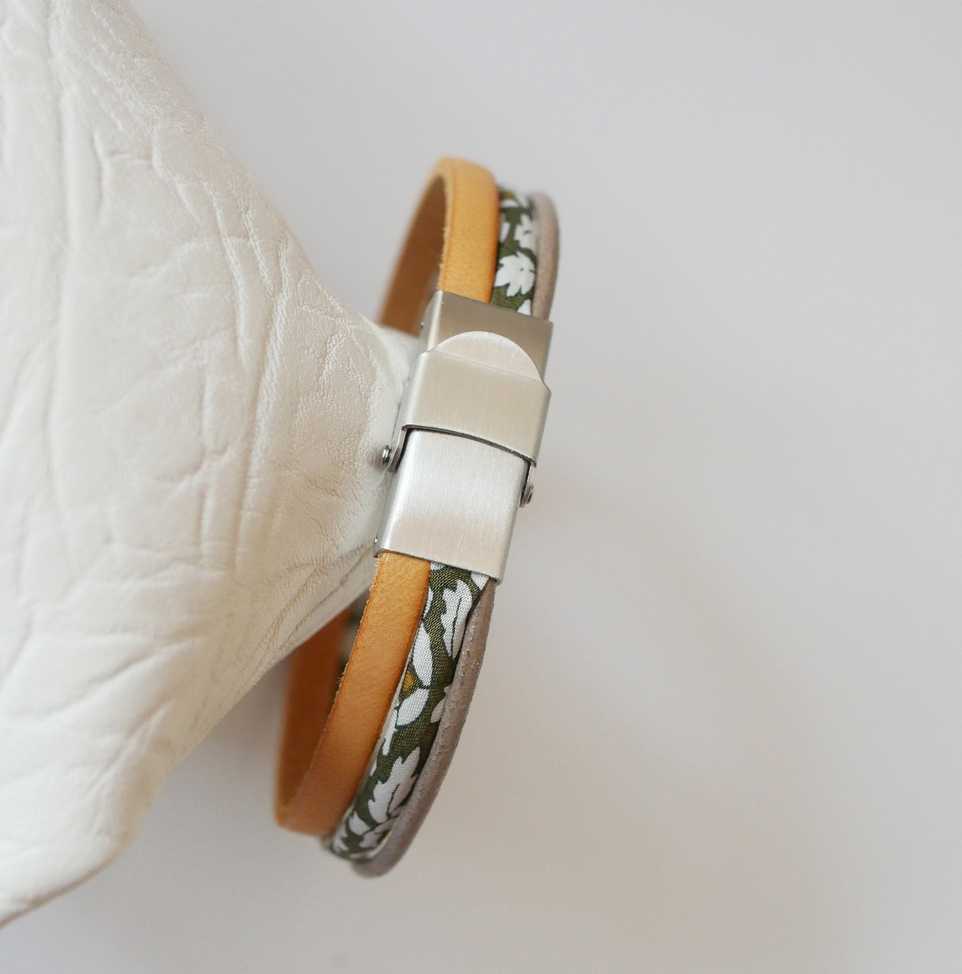 Trio av läder och kakiblommor Liberty cord-armband