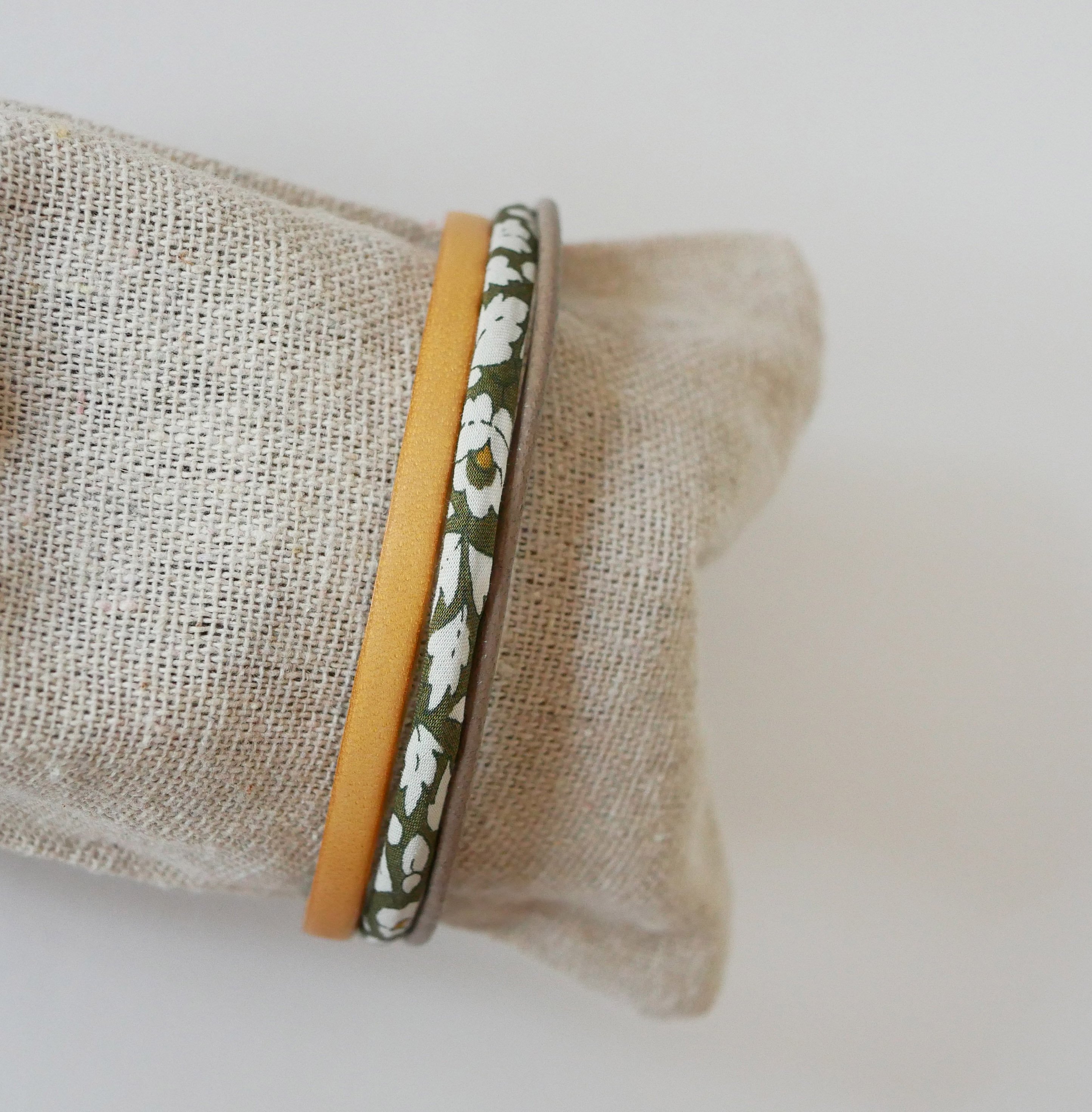 Trio av läder och kakiblommor Liberty cord-armband