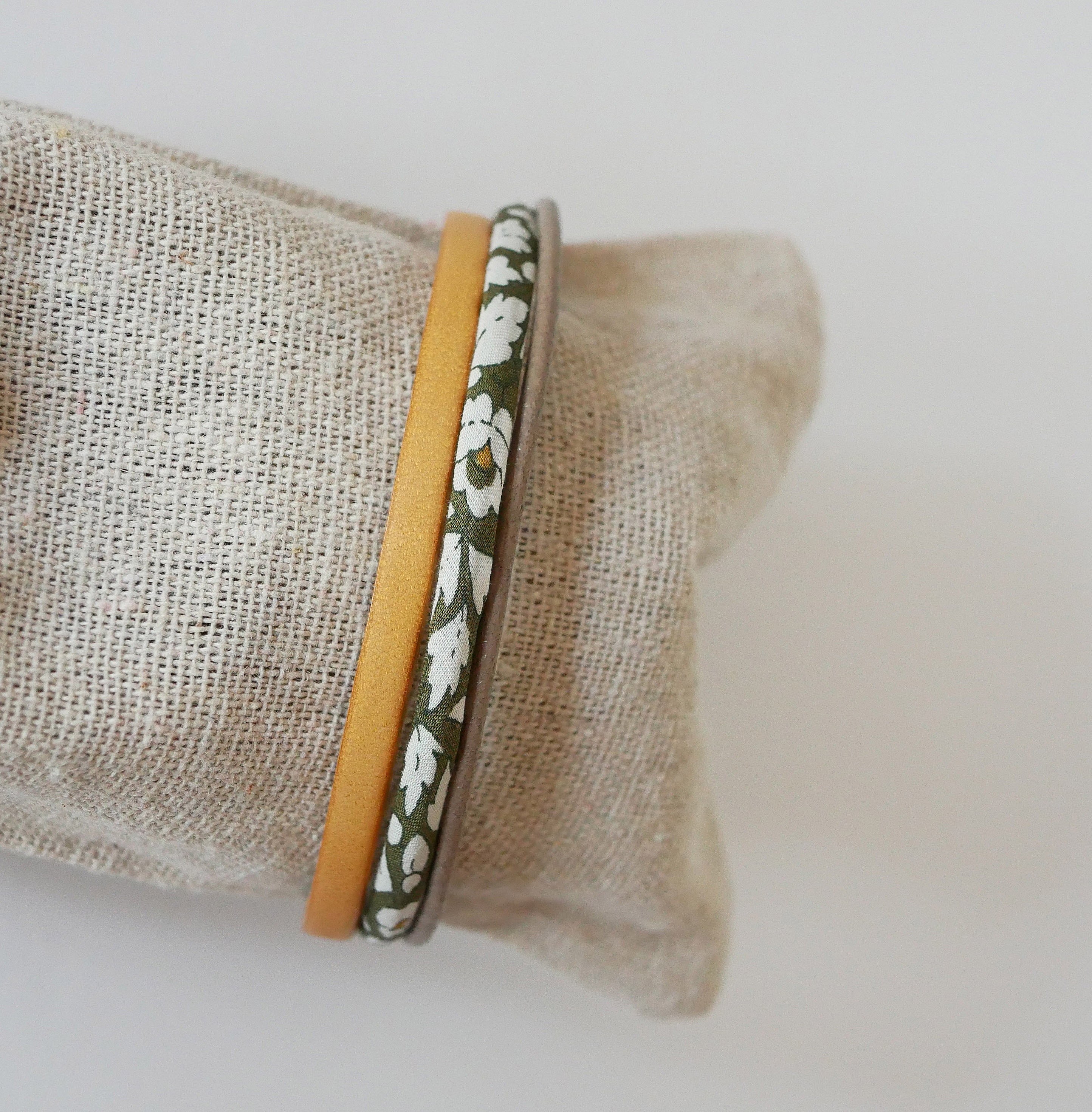 Trio av l&auml;der och kakiblommor Liberty cord-armband