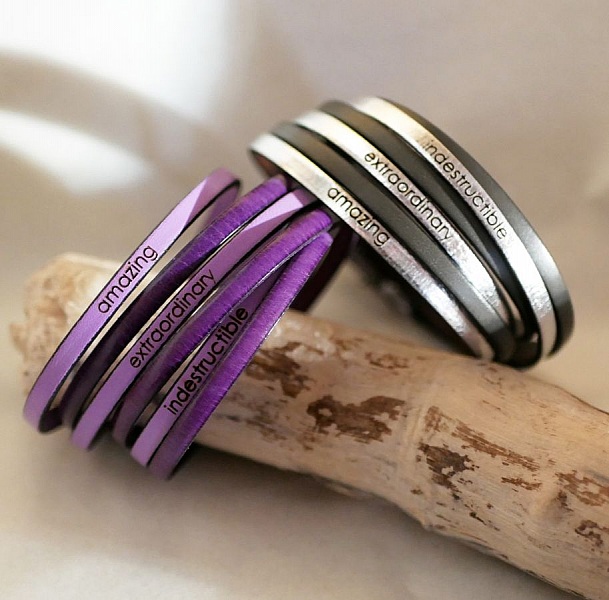 Anpassningsbart duo-armband i l&auml;der med flera v&auml;ndningar f&ouml;r m&auml;n eller kvinnor