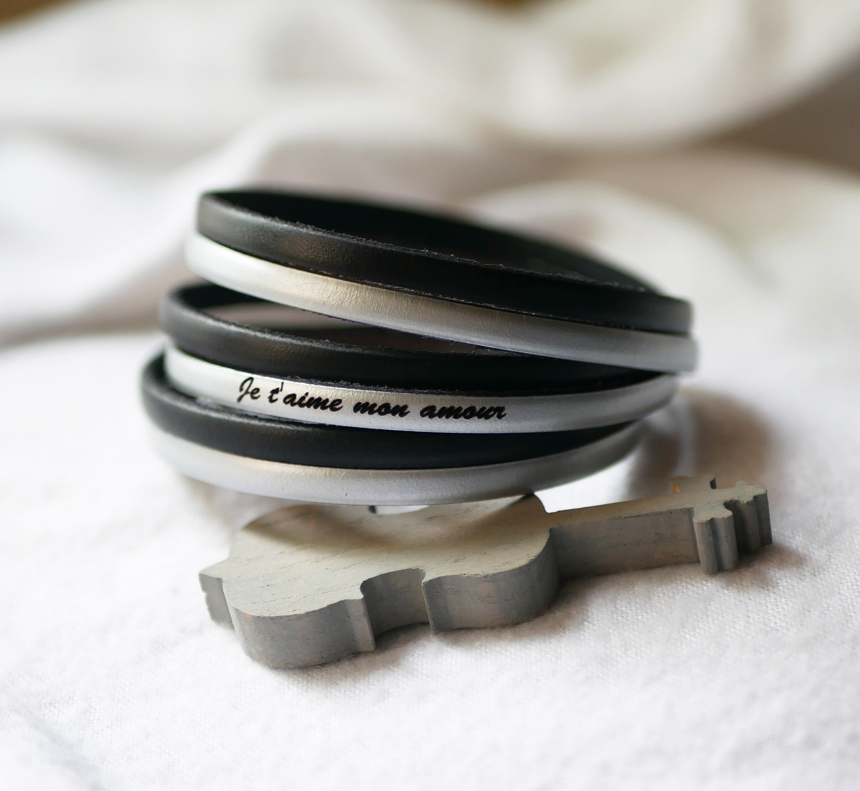 Anpassningsbart duo-armband i l&auml;der med flera v&auml;ndningar f&ouml;r m&auml;n eller kvinnor