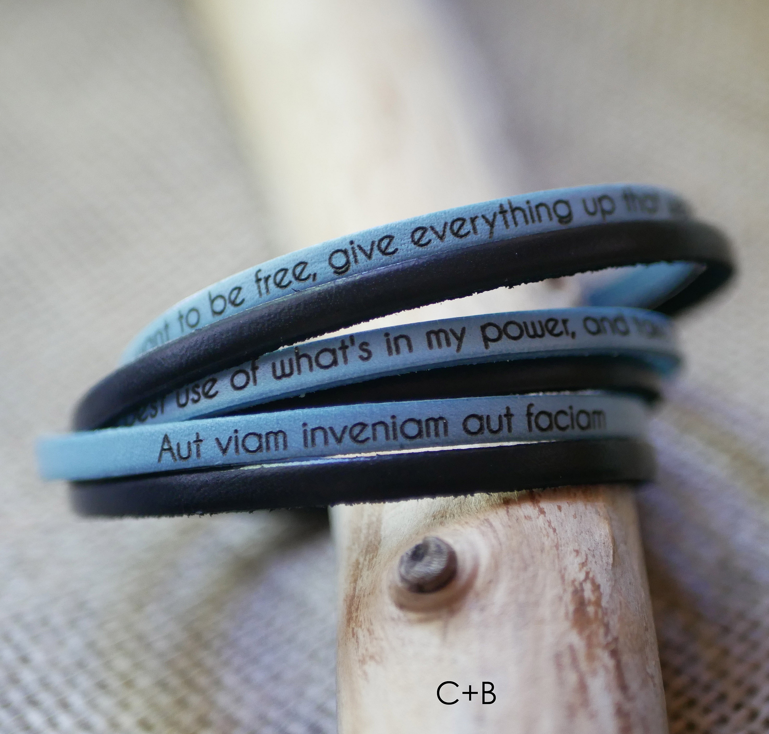 Anpassningsbart duo-armband i l&auml;der med flera v&auml;ndningar f&ouml;r m&auml;n eller kvinnor