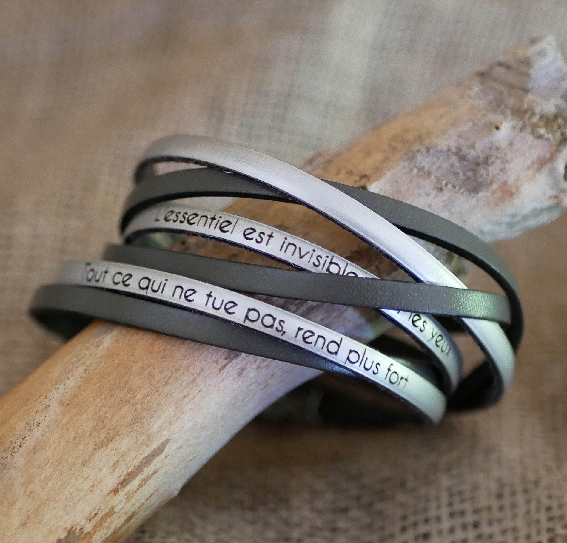 Anpassningsbart duo-armband i l&auml;der med flera v&auml;ndningar f&ouml;r m&auml;n eller kvinnor