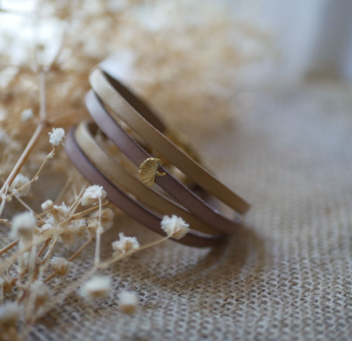 Zen läderarmband i två olika färger, anpassningsbart med gyllene ginkgo 