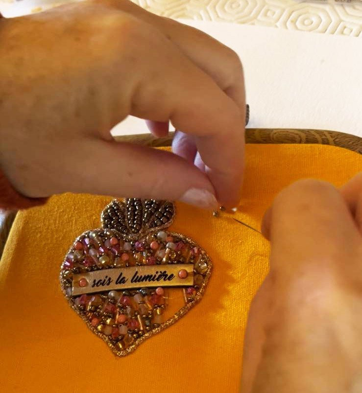 Broche ex-voto Sacré Coeur en perles roses au message gravé Sois la lumière