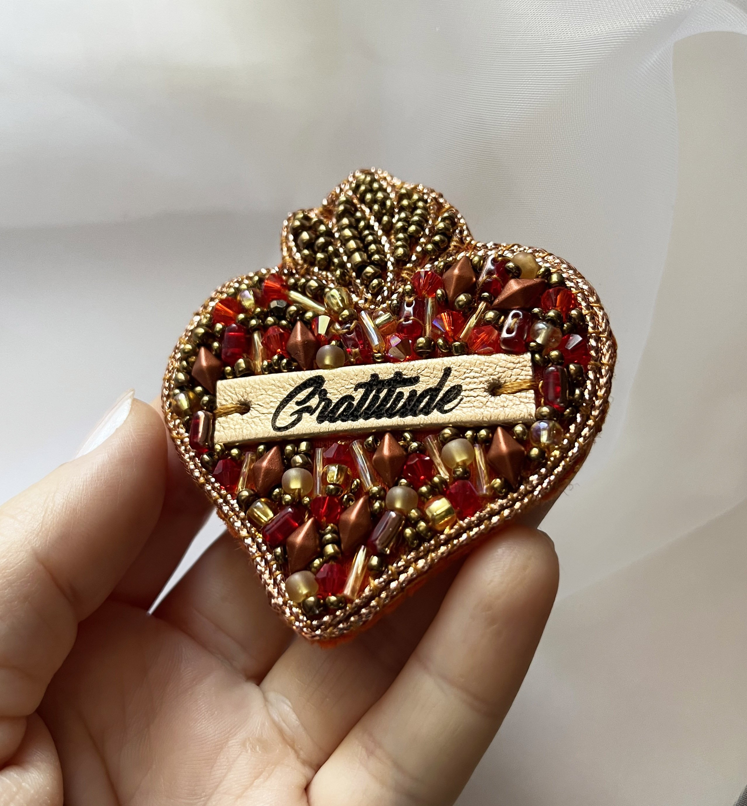 Broche ex-voto Sacré Coeur en perles au message gravé Gratitude