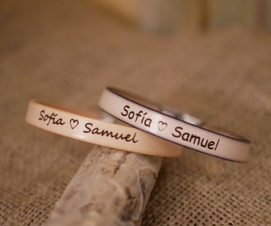 Graverad present till ett par: 2 läderarmband med samma gravyr 