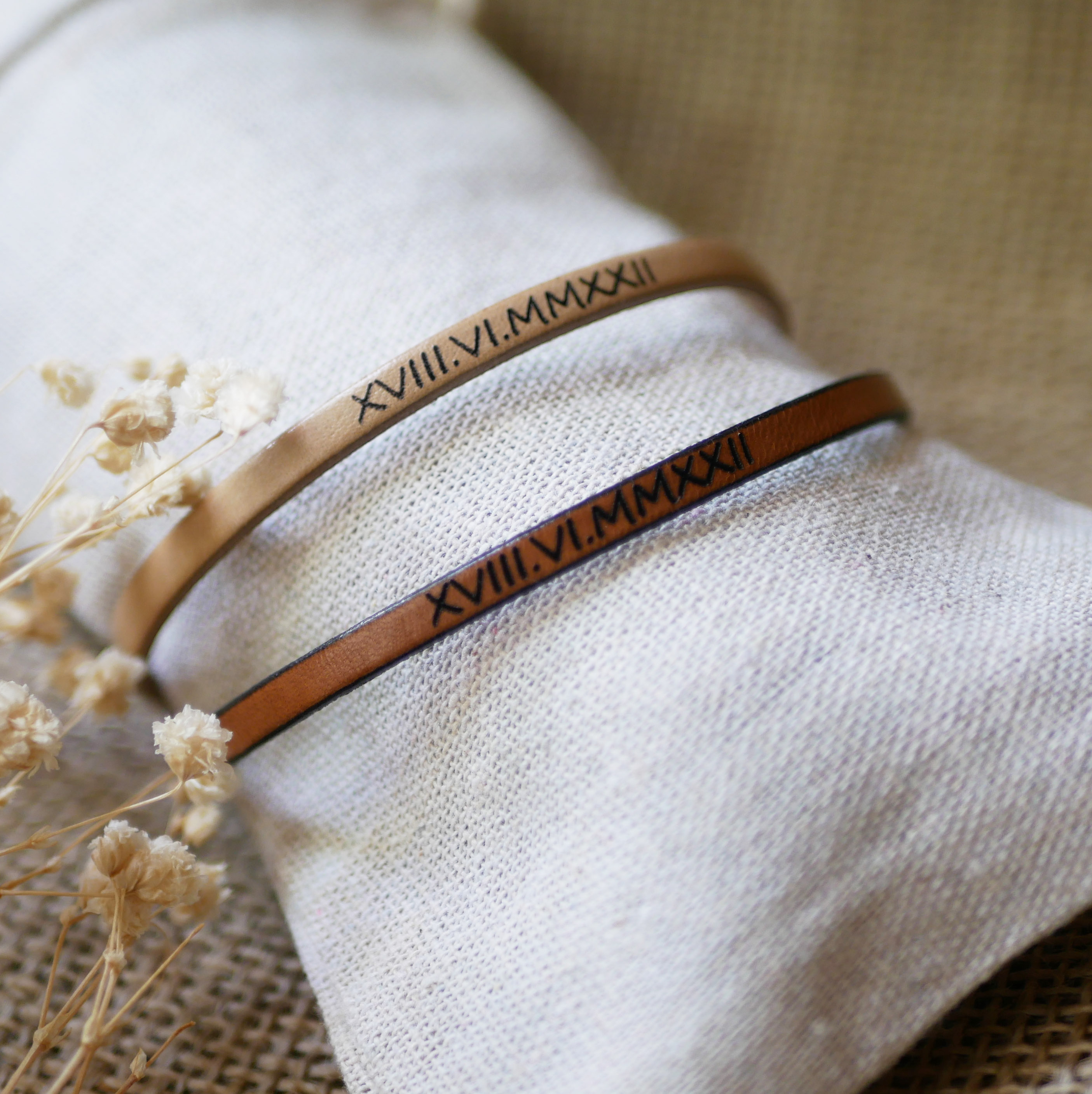 Presentarmband för par i läder, båda personliga med samma gravyr 