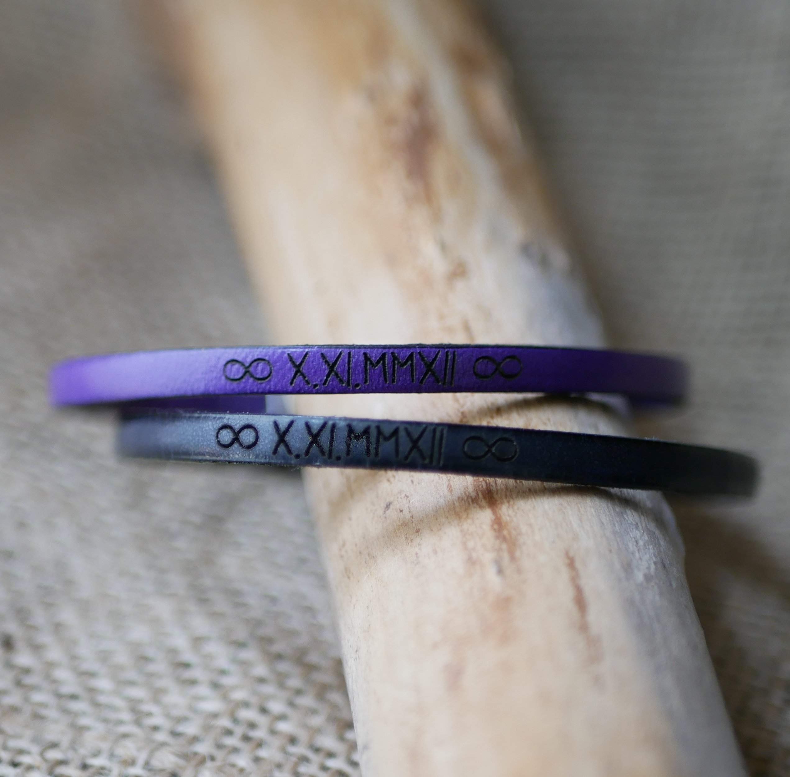 Presentarmband f&ouml;r par i l&auml;der, b&aring;da personliga med samma gravyr 