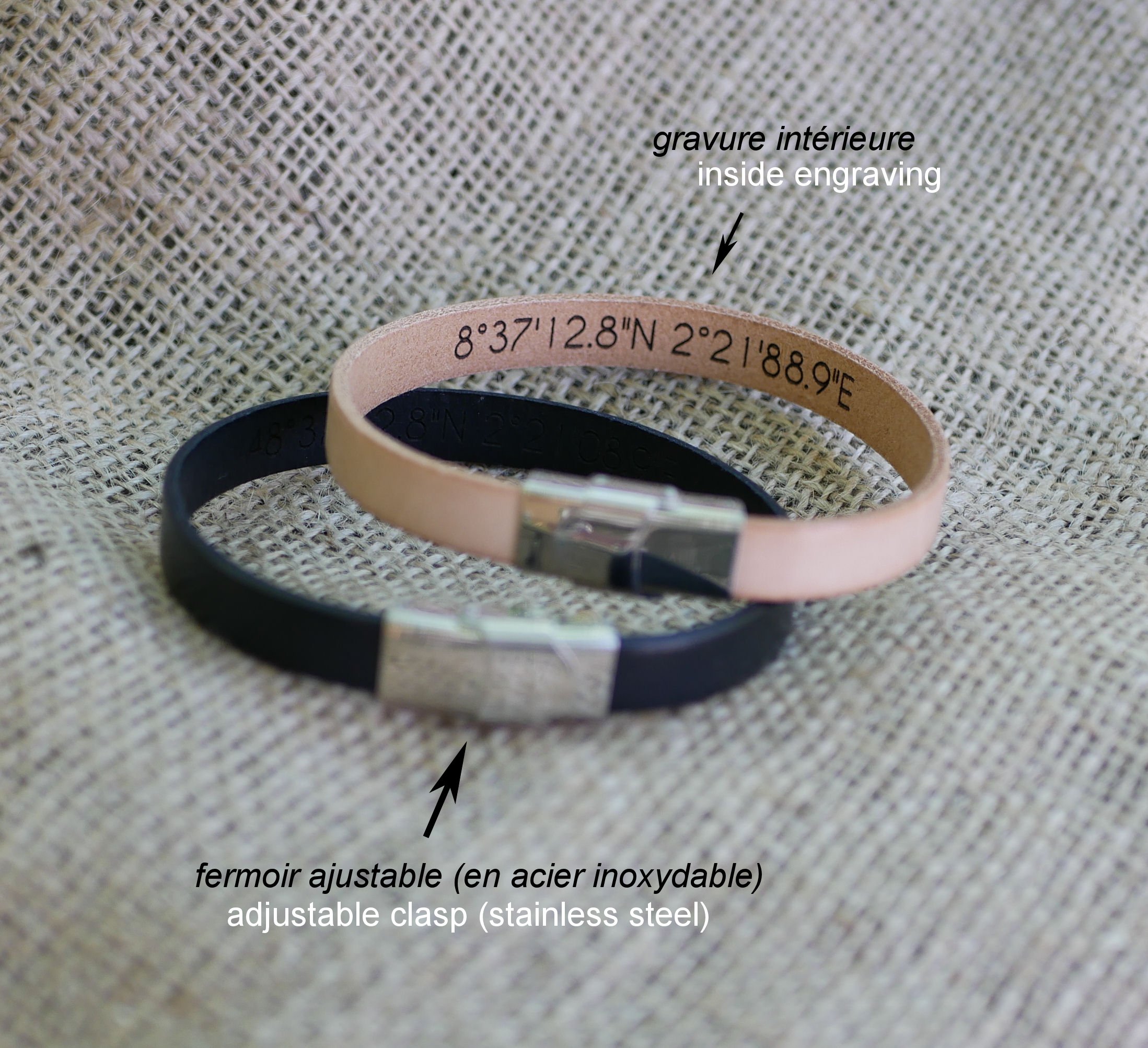 Graverad present till ett par: 2 läderarmband med samma gravyr 