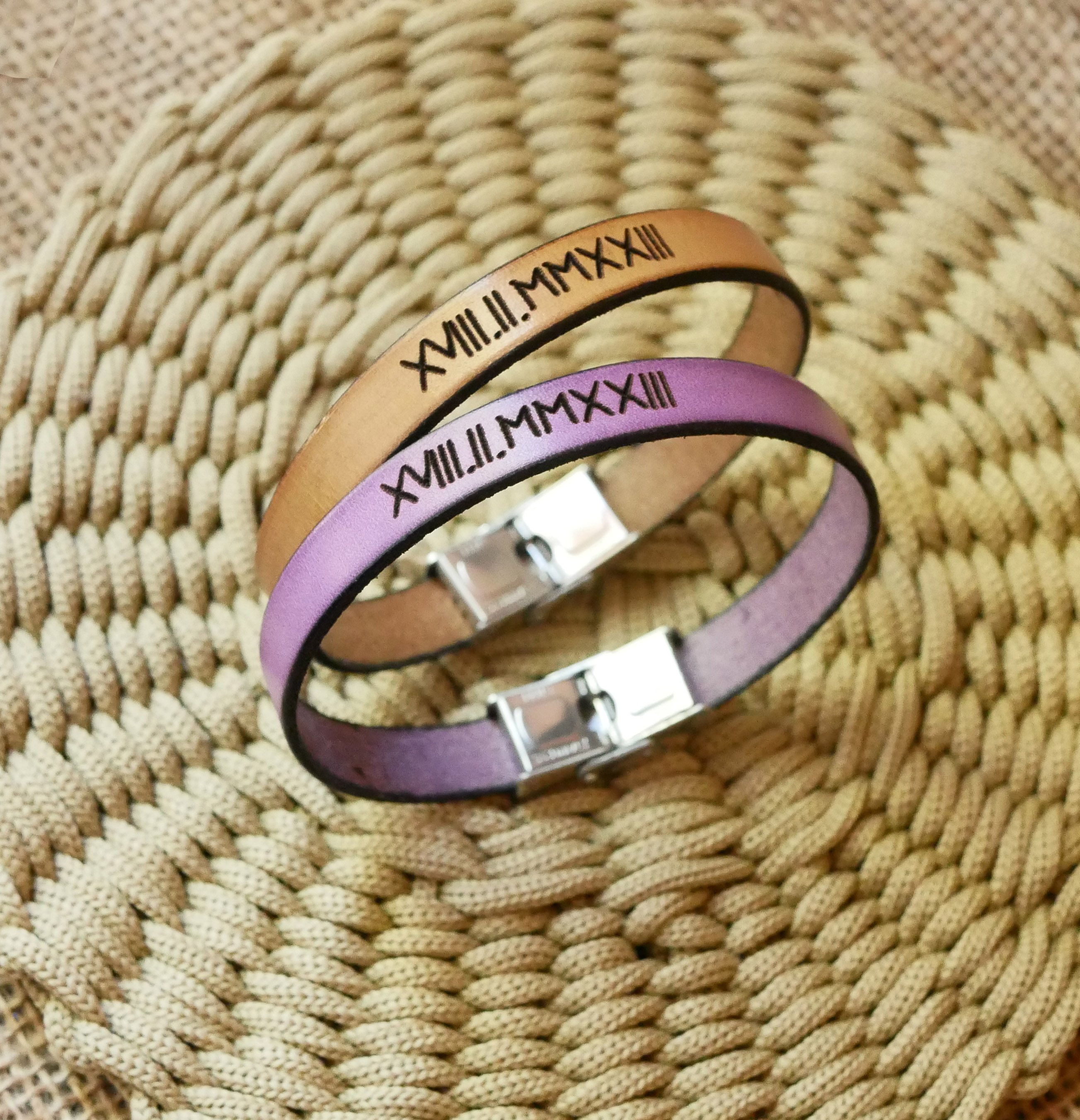 Graverad present till ett par: 2 läderarmband med samma gravyr 