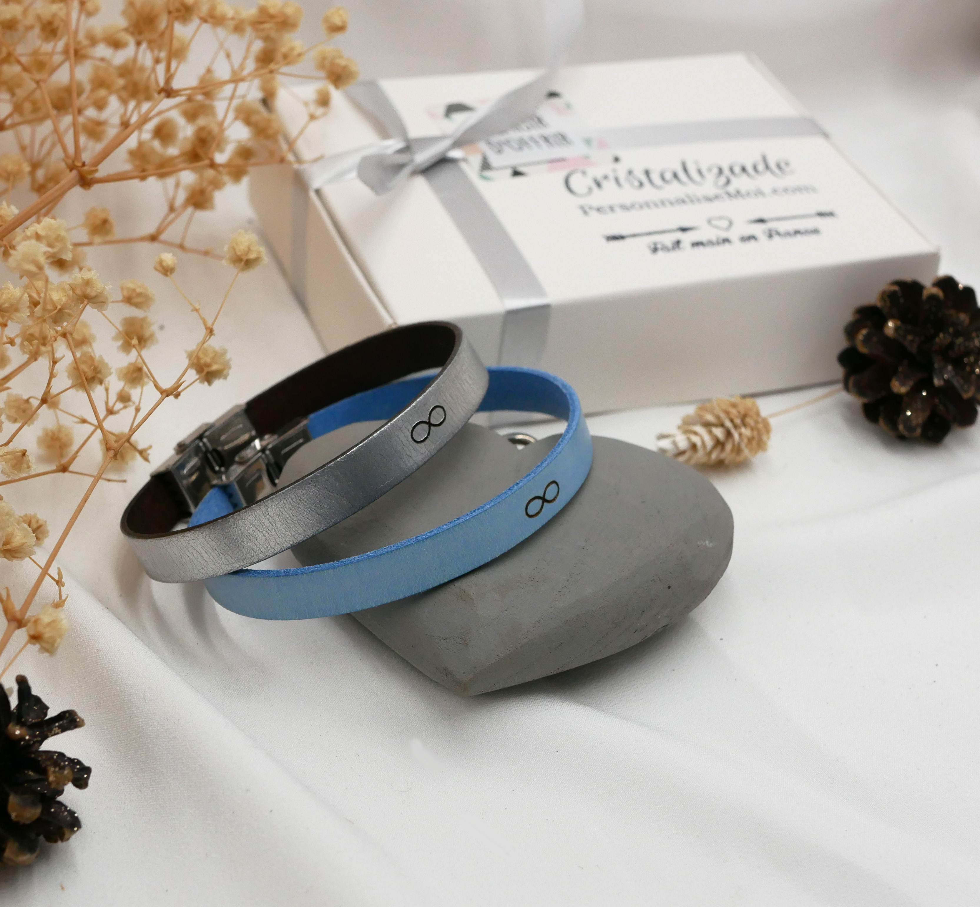 Graverad present till ett par: 2 läderarmband med samma gravyr 