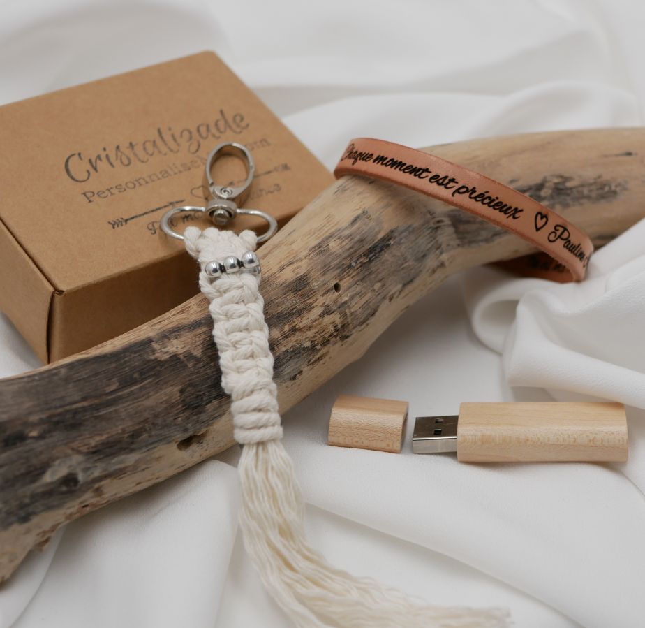 Presentf&ouml;rpackning f&ouml;r m&auml;n graverad usb-nyckel + anpassningsbart l&auml;derarmband + makram&eacute;-nyckelring 