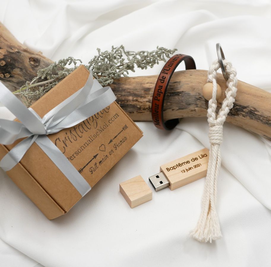 Presentf&ouml;rpackning f&ouml;r m&auml;n graverad usb-nyckel + anpassningsbart l&auml;derarmband + makram&eacute;-nyckelring 