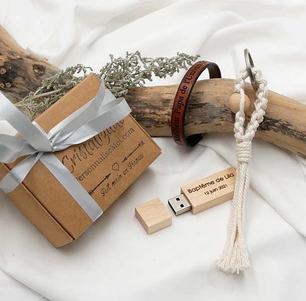 Presentf&ouml;rpackning f&ouml;r m&auml;n graverad usb-nyckel + anpassningsbart l&auml;derarmband + makram&eacute;-nyckelring 