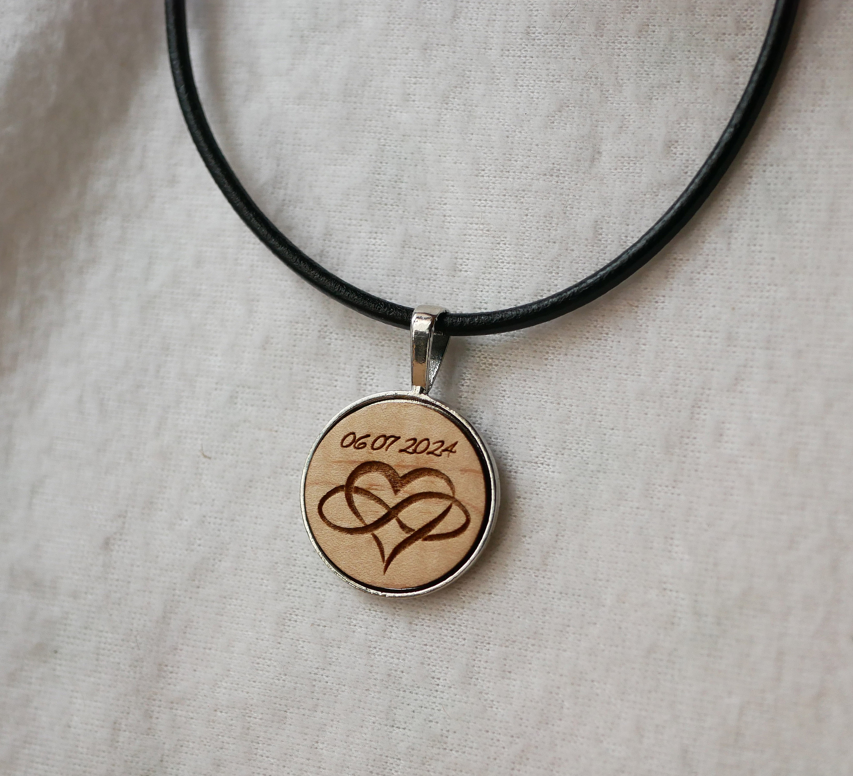 L&auml;derhalsband med graverat cabochonh&auml;nge i tr&auml; f&ouml;r personlig anpassning