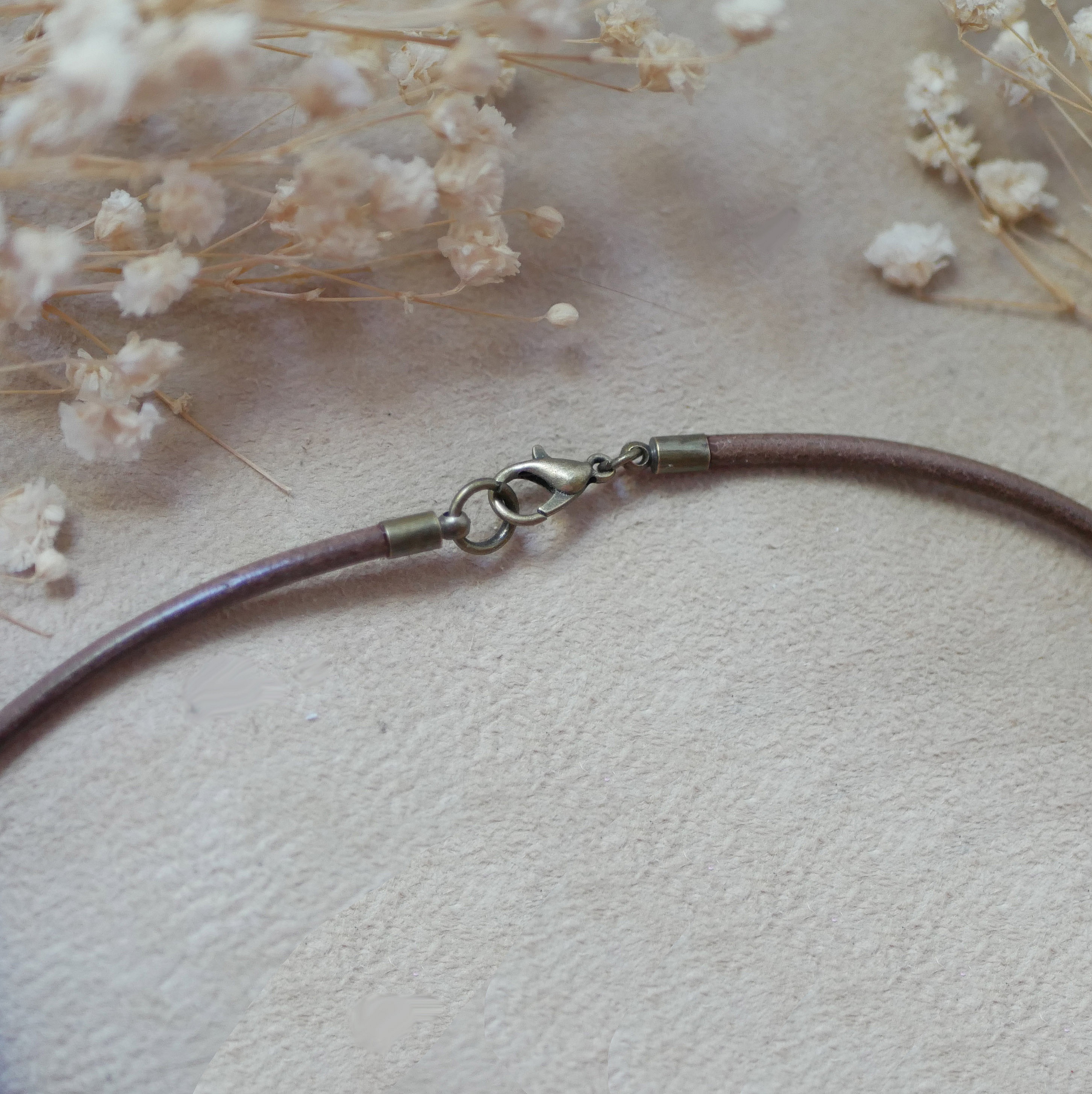 L&auml;derhalsband med graverat cabochonh&auml;nge i antik m&auml;ssing f&ouml;r personlig anpassning