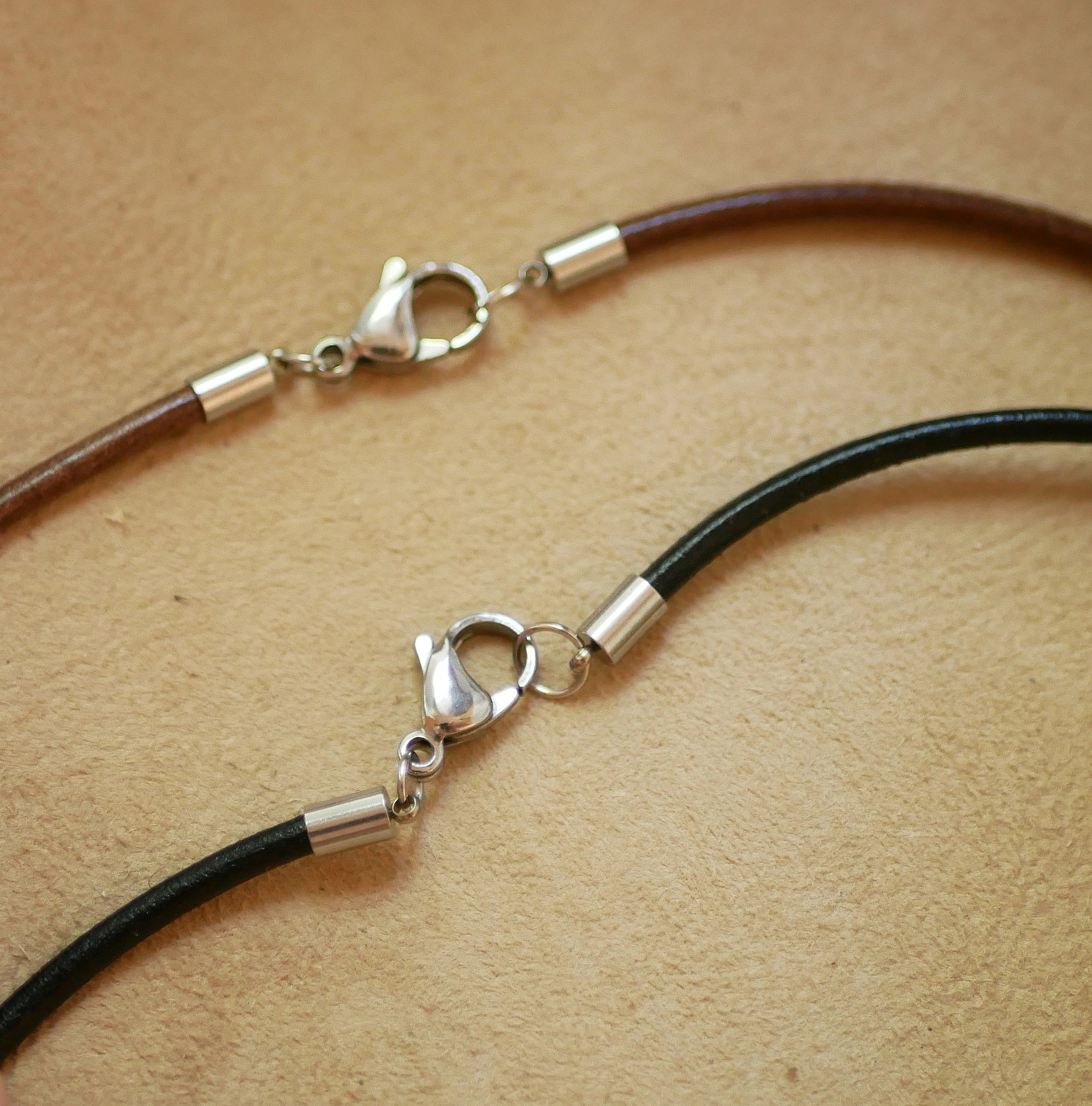 L&auml;derhalsband med graverat cabochonh&auml;nge i tr&auml; f&ouml;r personlig anpassning