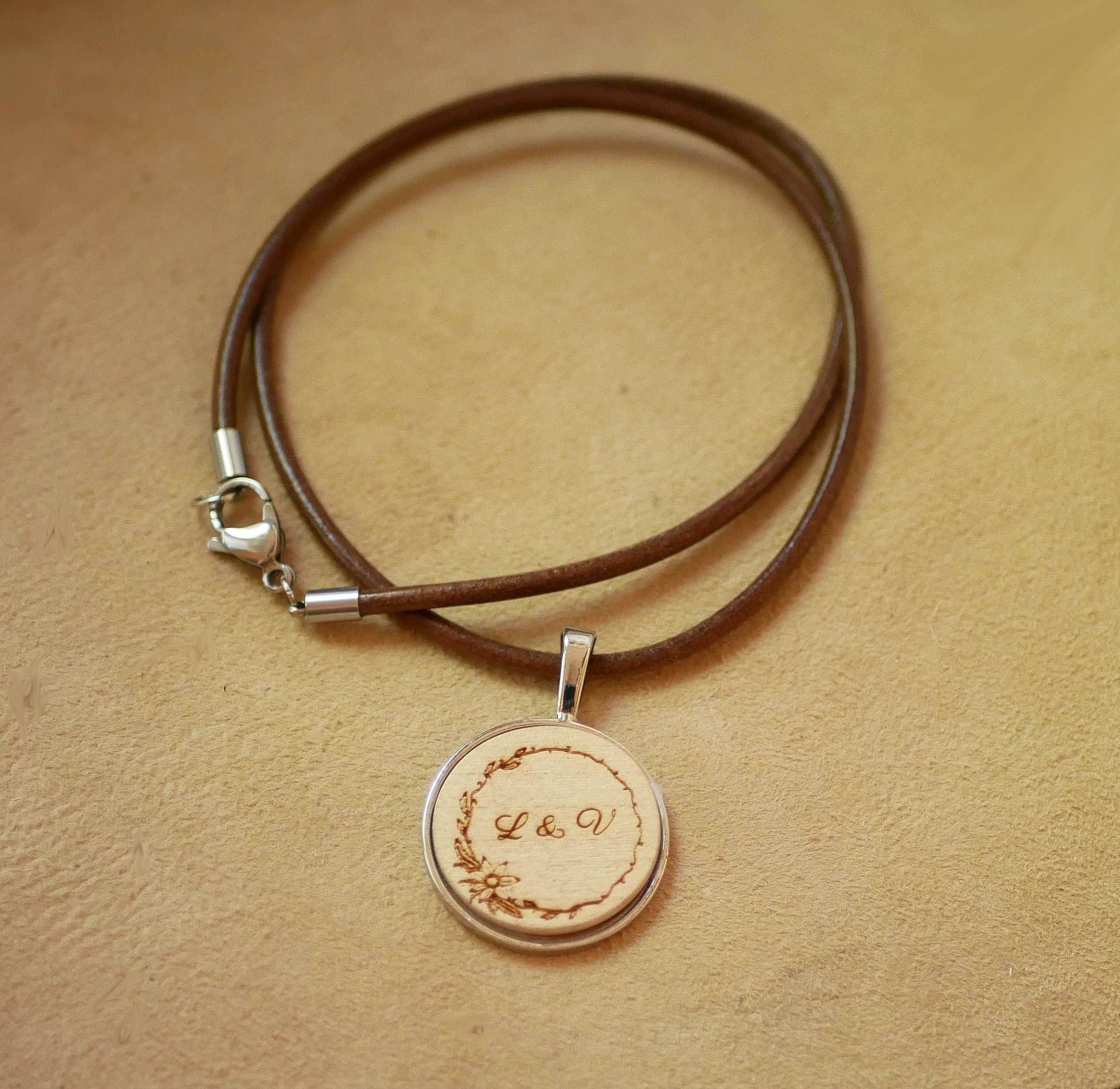 L&auml;derhalsband med graverat cabochonh&auml;nge i tr&auml; f&ouml;r personlig anpassning