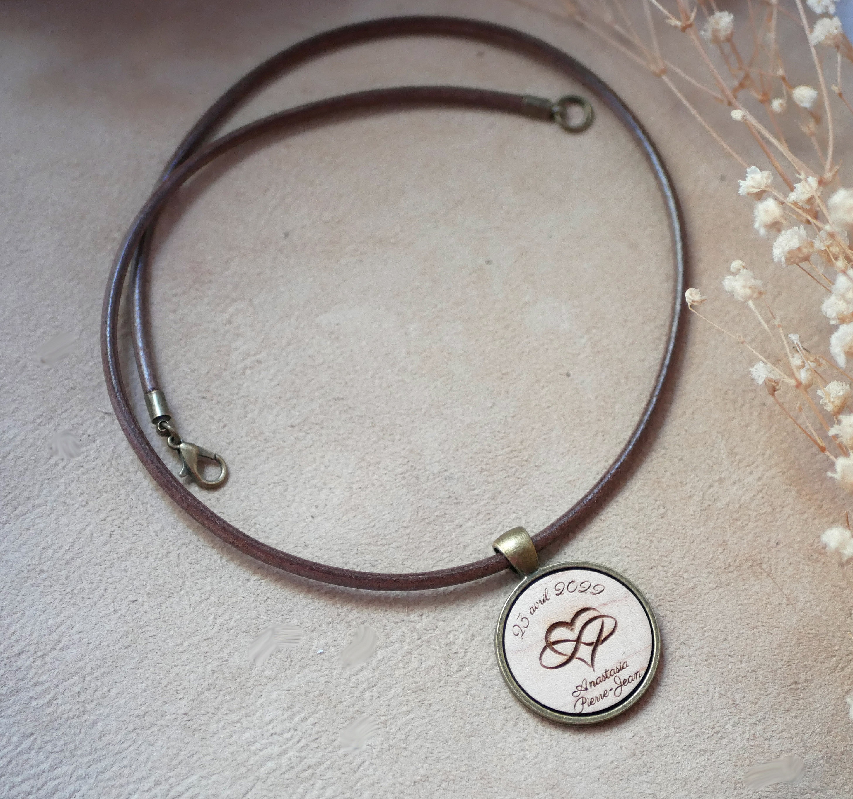 L&auml;derhalsband med graverat cabochonh&auml;nge i antik m&auml;ssing f&ouml;r personlig anpassning