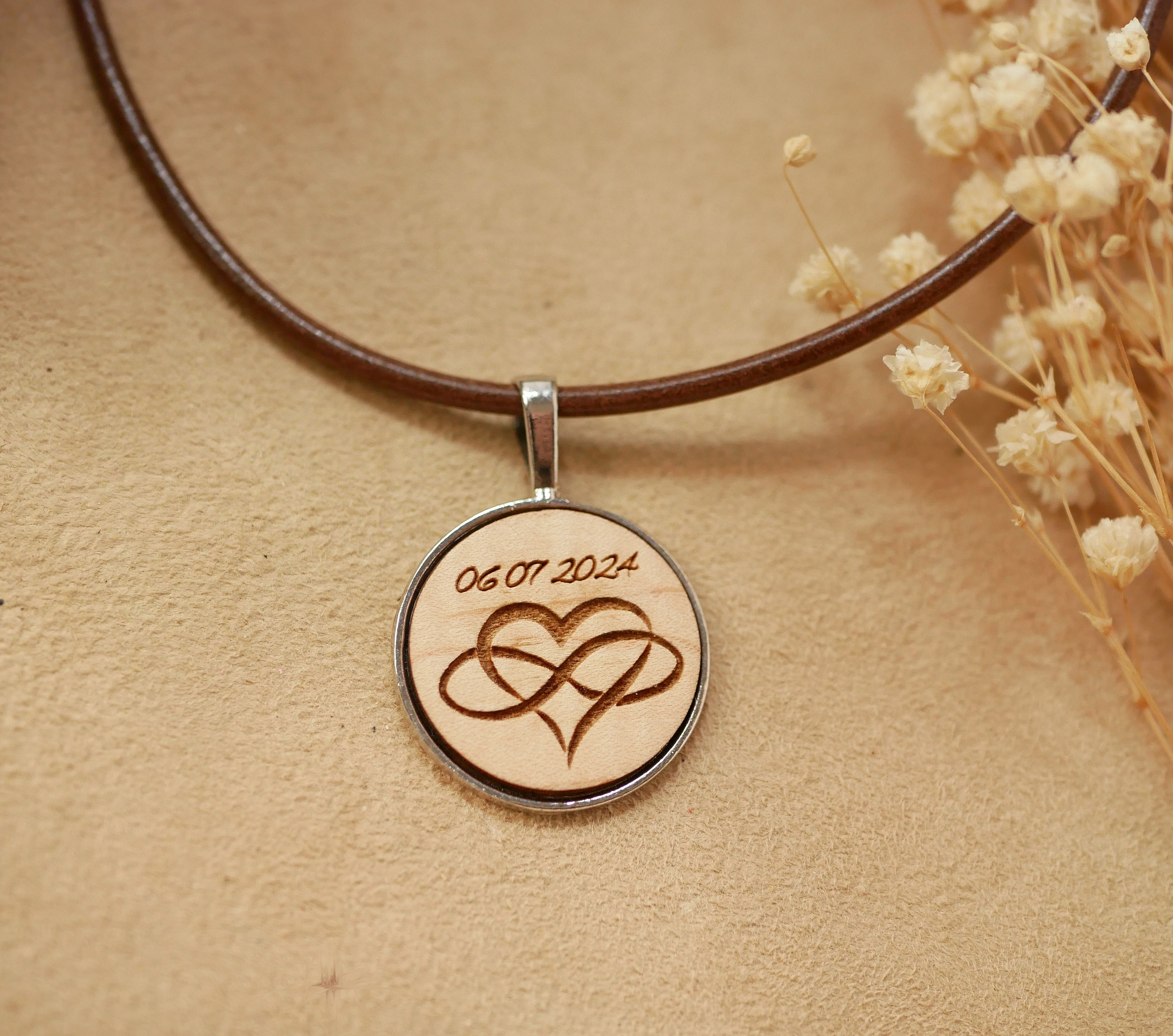 L&auml;derhalsband med graverat cabochonh&auml;nge i tr&auml; f&ouml;r personlig anpassning