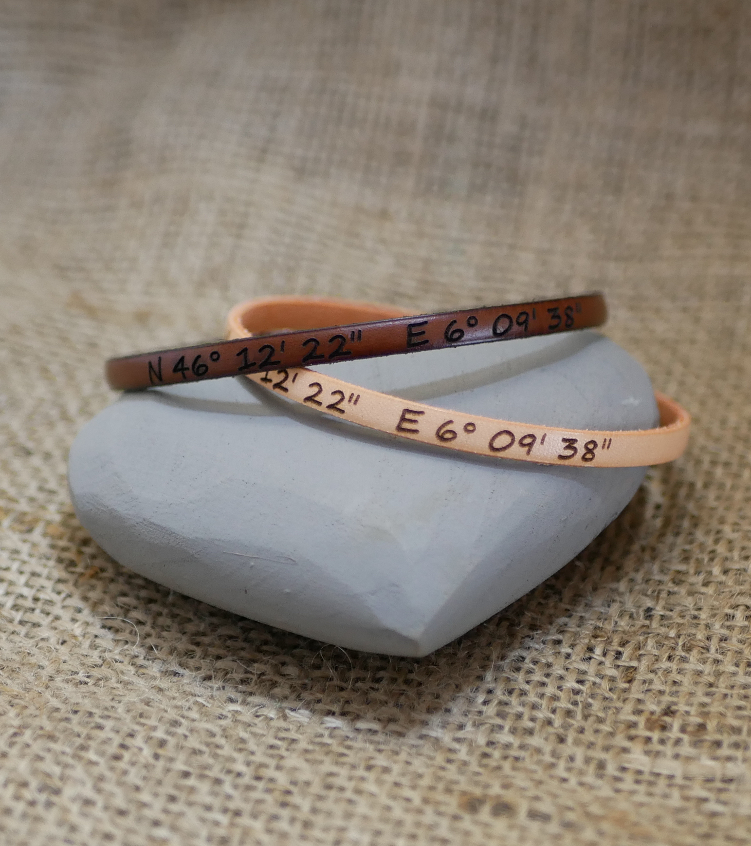 Set med 20 läderarmband med gravyr för Save the date eller som present till bröllopsgäster